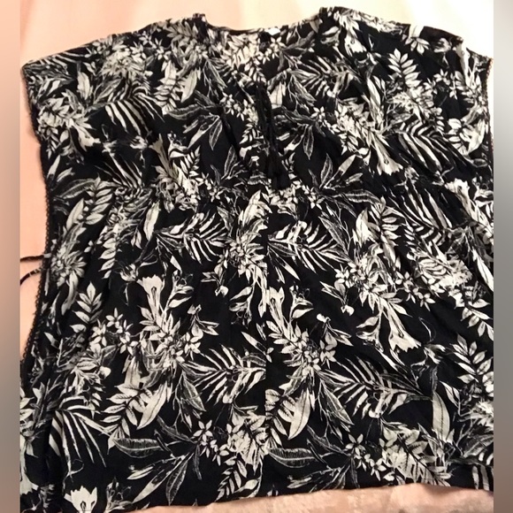 Beach cover up, size XXL, black & white, Old Navy. - Picture 2 of 3